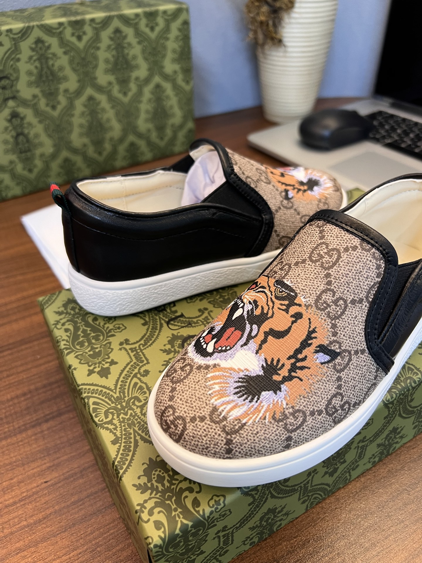 Children's shoes child
